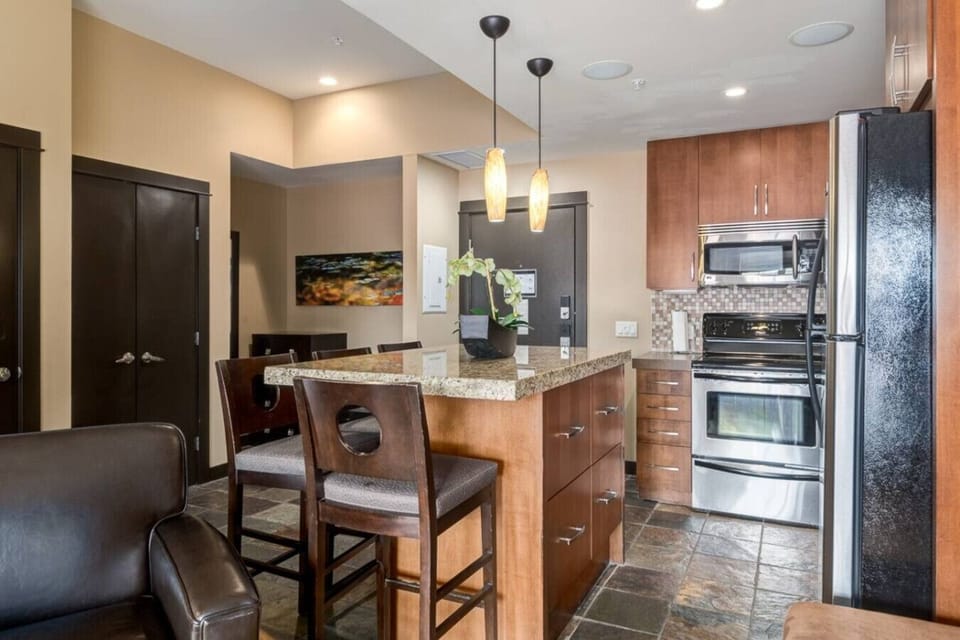 Enjoy this open kitchen and make your favorite meals.