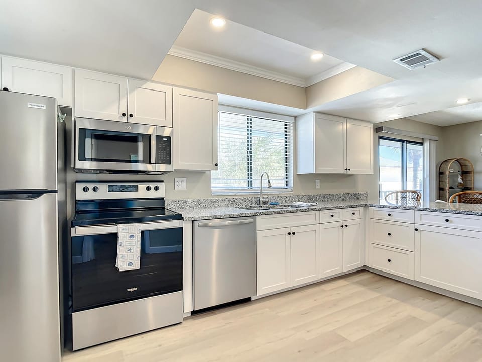Chillax Island Condo – Beach, Bay & Pool (6384)