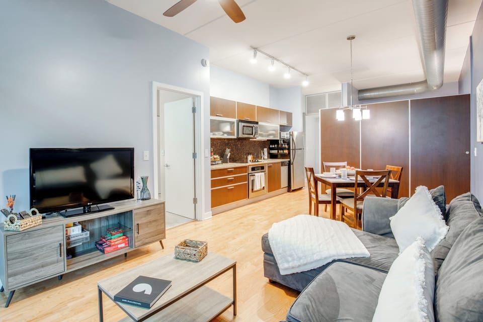 Living Room | Central A/C & Heat | Smart TV | Free WiFi