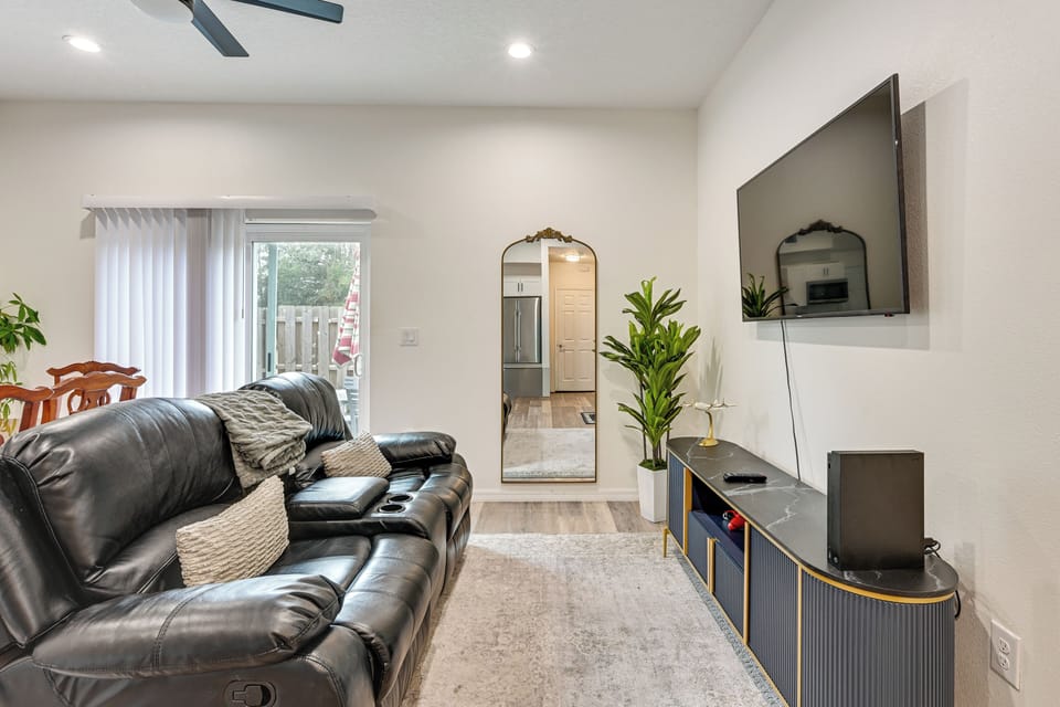 Lutz Vacation Rental | 1BR | 1.5BA | 810 Sq Ft | 2 Steps to Enter