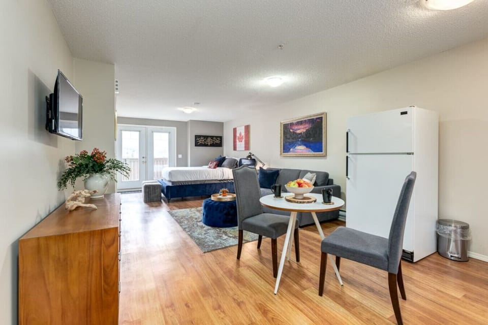 After a day of exploring Canmore, you will be sure to relax in the comfort of this bright and open studio.