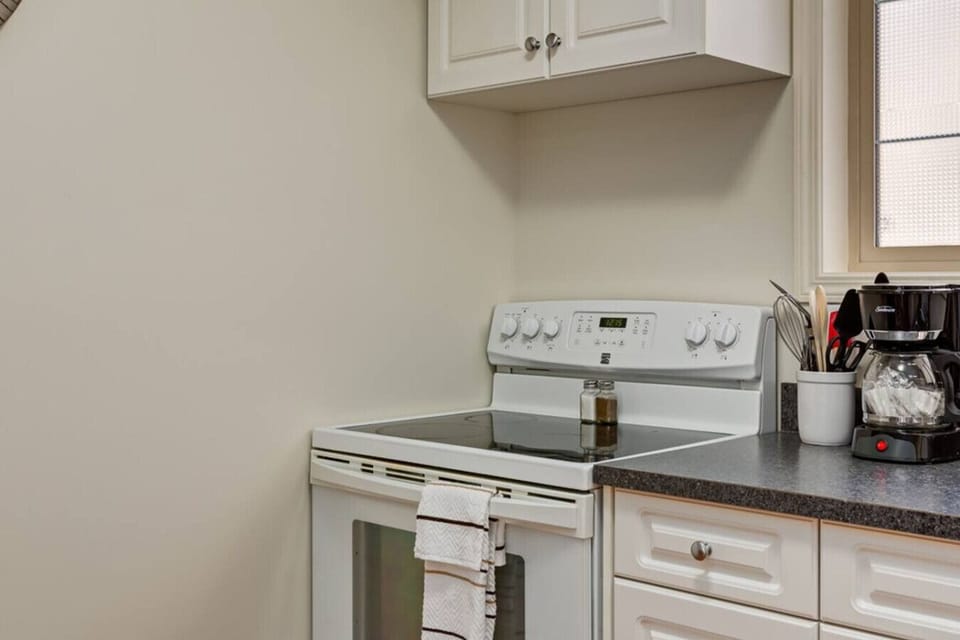 Oven and stove top for cooking.