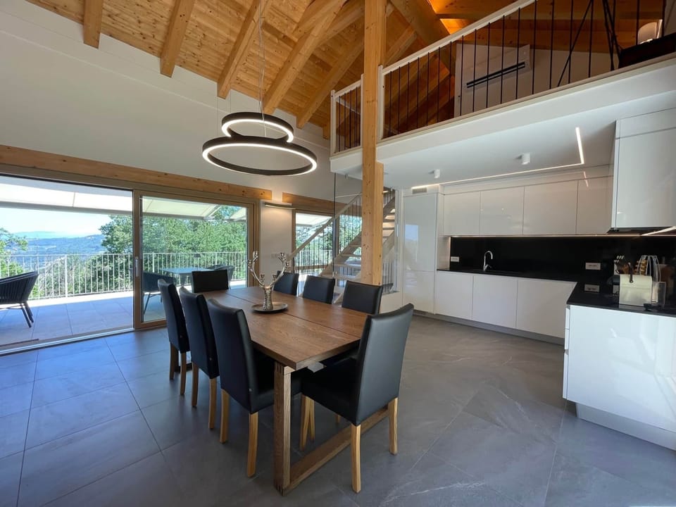 LAVANDA - Open kitchen and living area with a spacious dining table