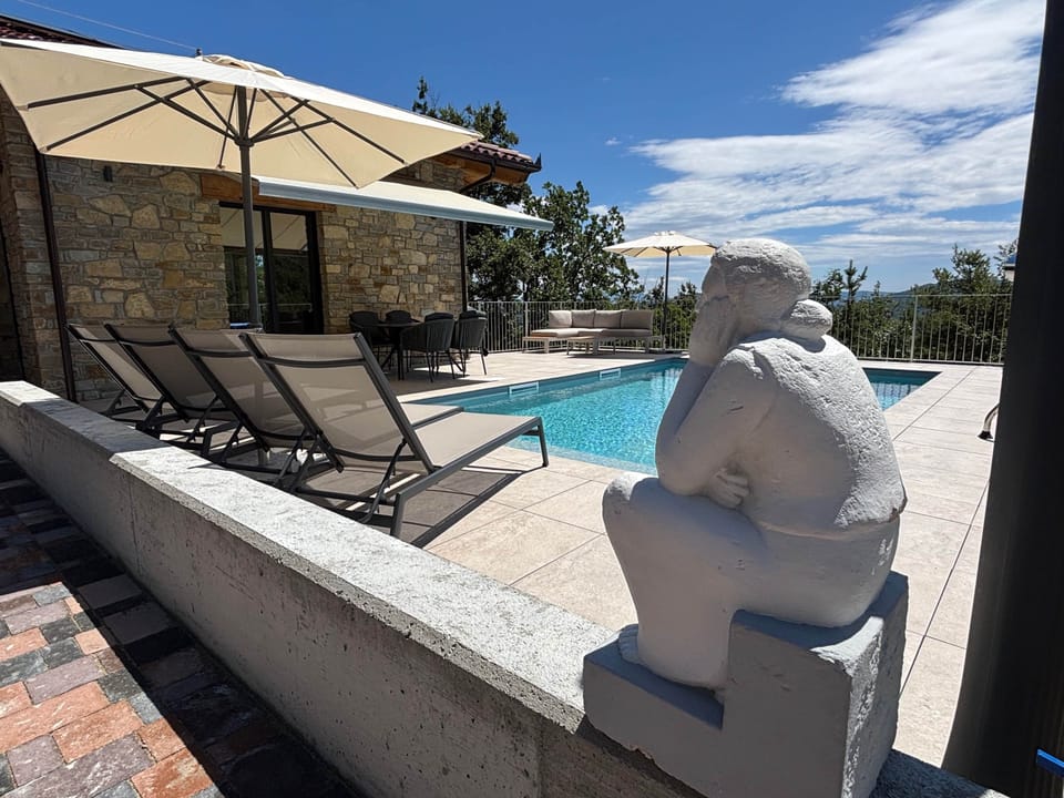 PINI - Pool mit Sonnenliegen Aussendusche Sitzgruppe Sonnenschirmen
