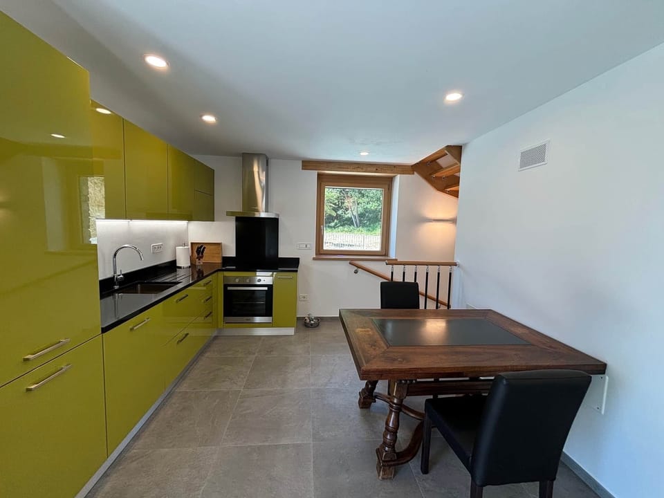 PICCO - Modern open kitchen with dining table