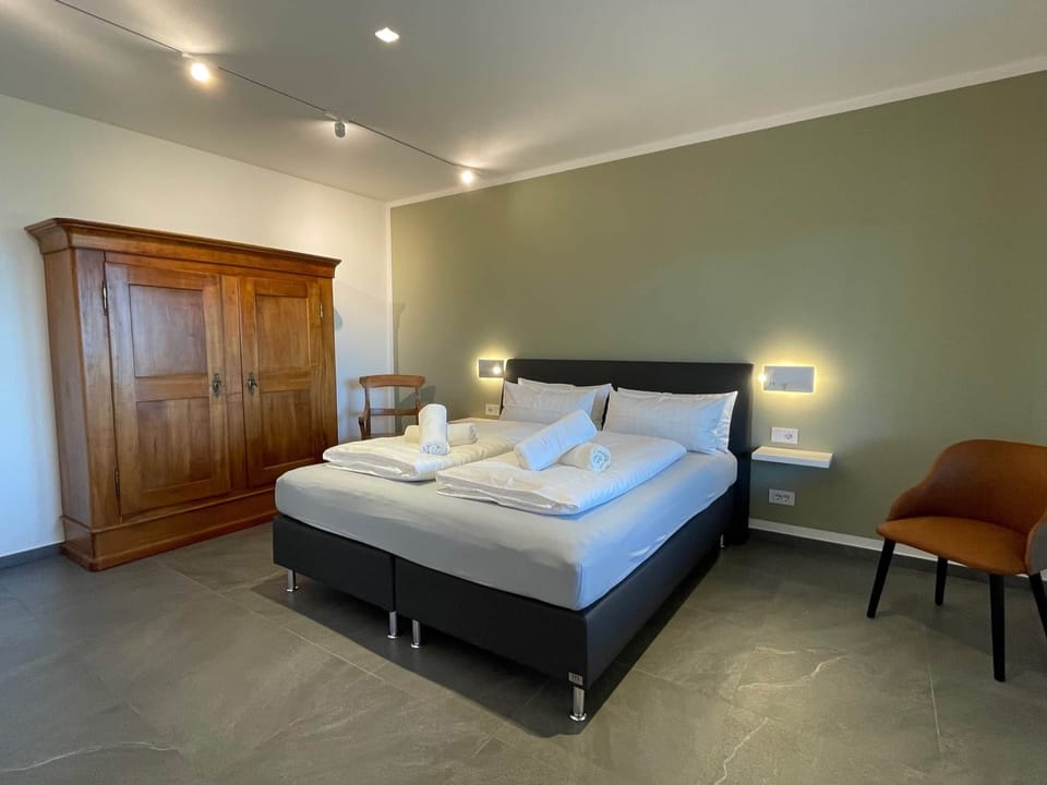 PEPPOLA - Modern bedroom with king-size bed and warm colors