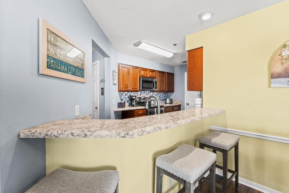 Kitchen with Breakfast Bar