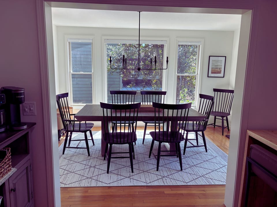 Dining area with seating for 6 (or 10 when table leaf is used plus 2 bar seats).