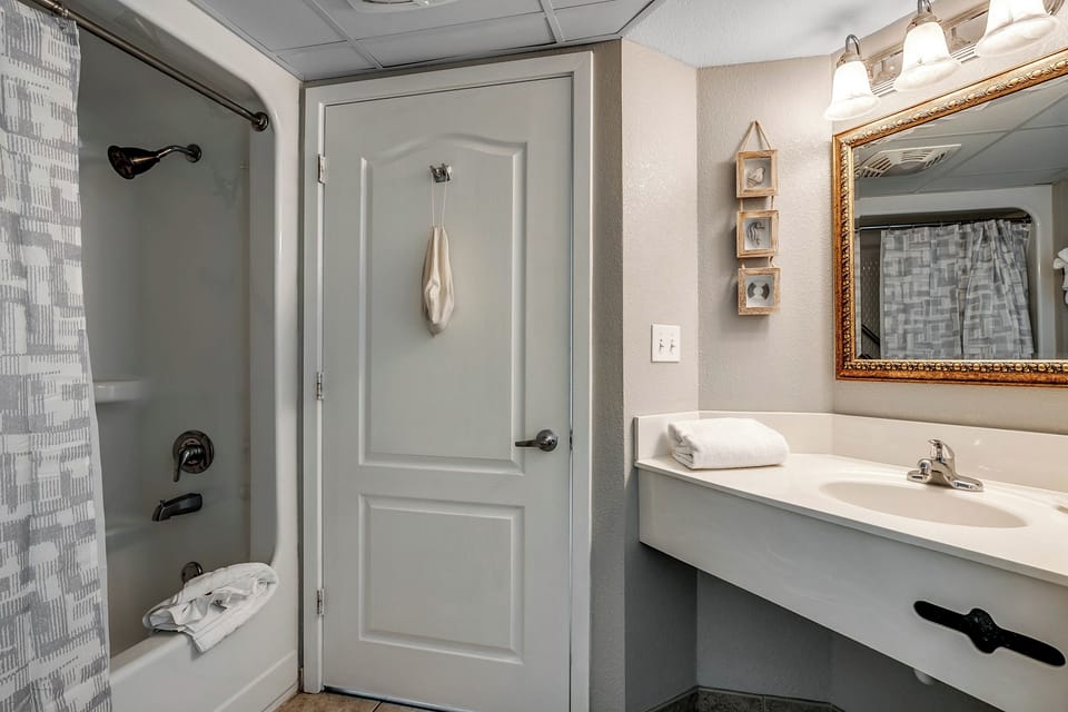 Full-size bathroom equipped with all necessary amenities for your stay!
