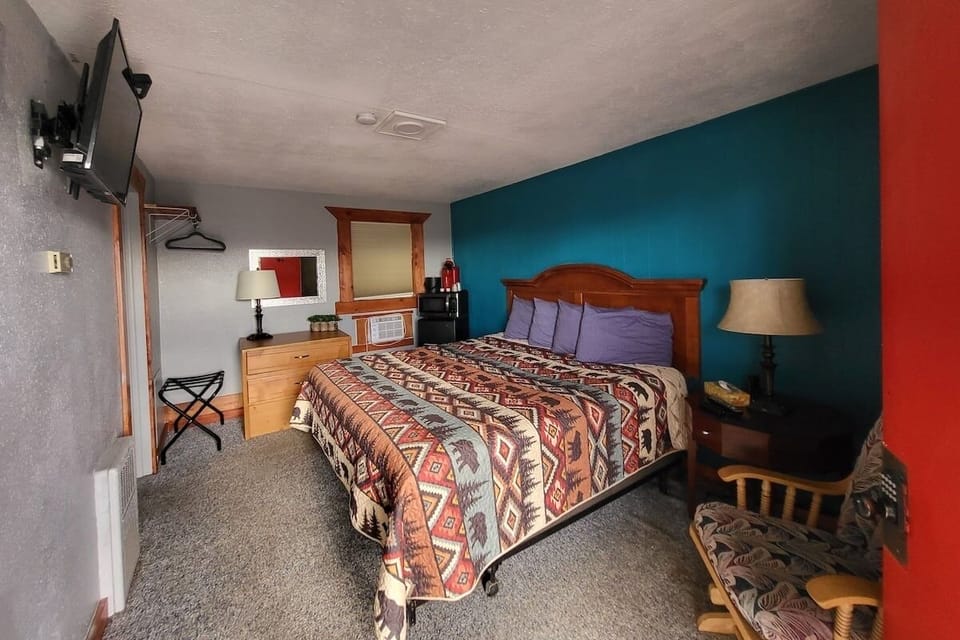 Unwind on a spacious king bed with cozy cabin vibes.