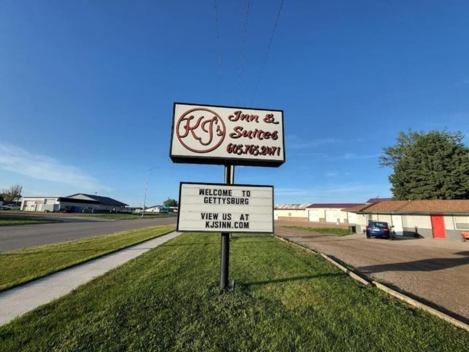 Find us fast with bright signage and easy roadside access.