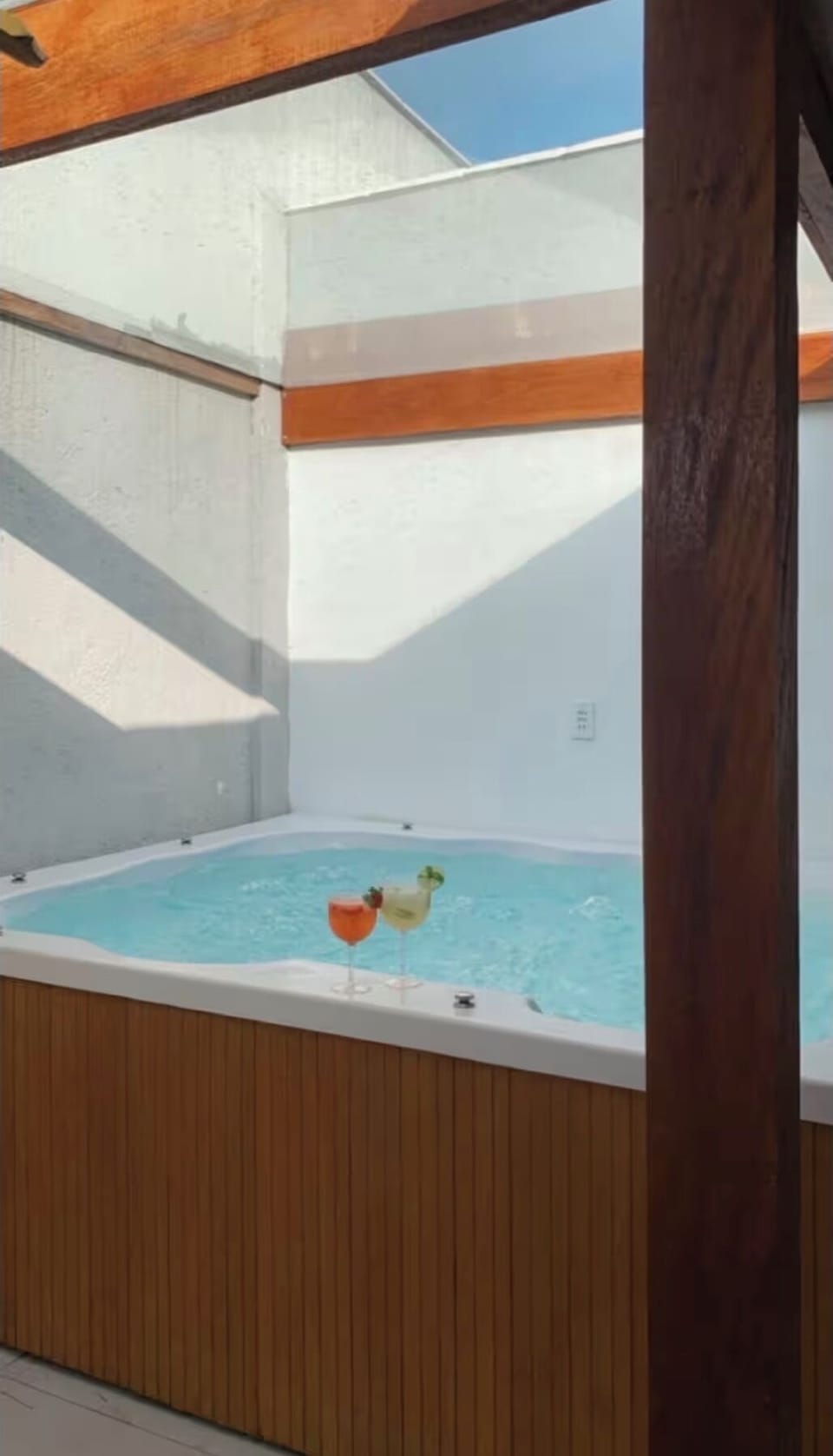 Outdoor spa tub