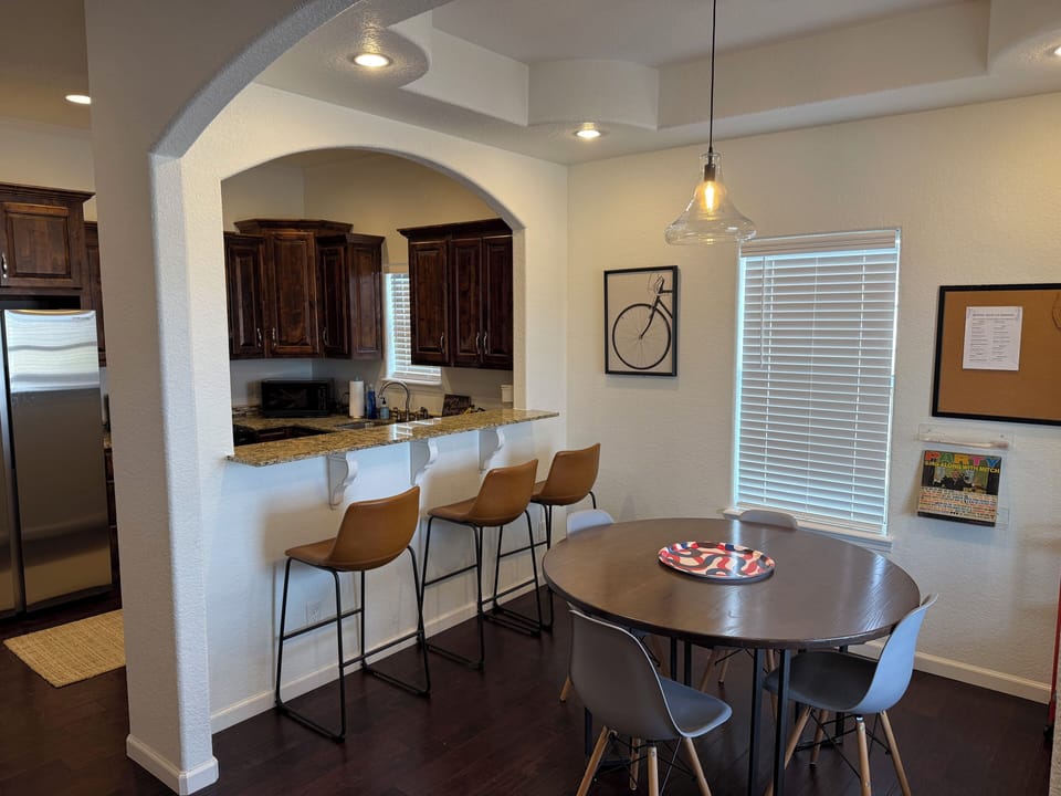 Dining room, breakfast bar, kitchen