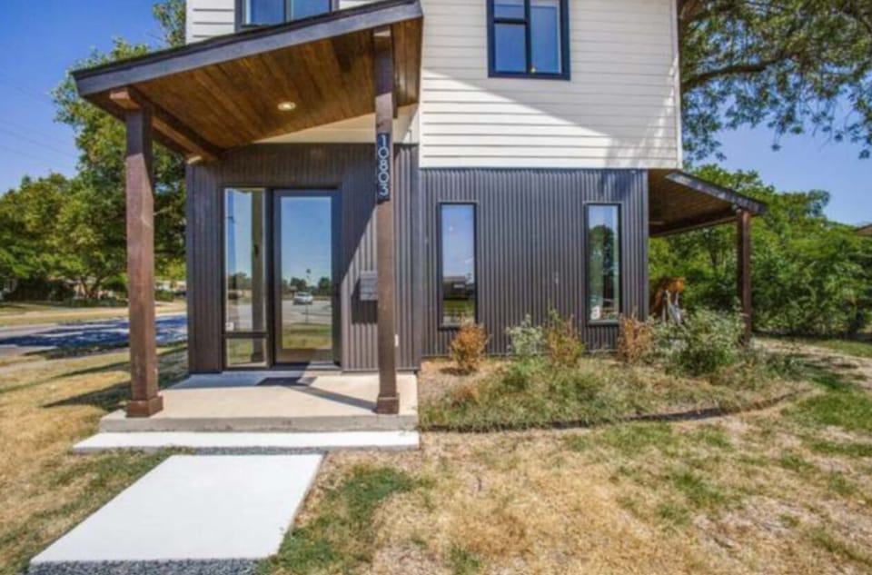 Front yard vibes that scream “let’s play!”