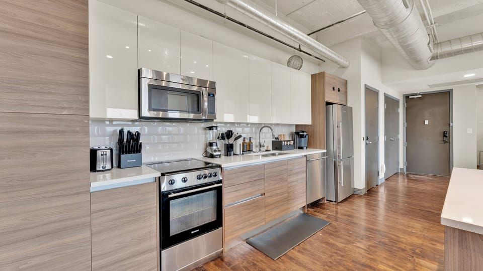 Modern Downtown kitchen, super-packed with quality kitchenware and gadgets!