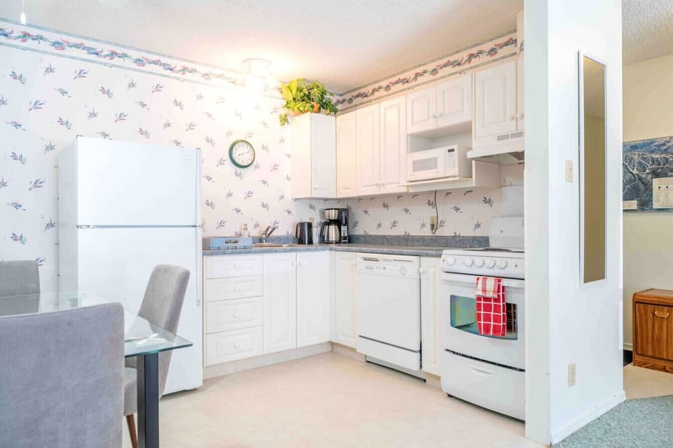 Fully equipped kitchen.