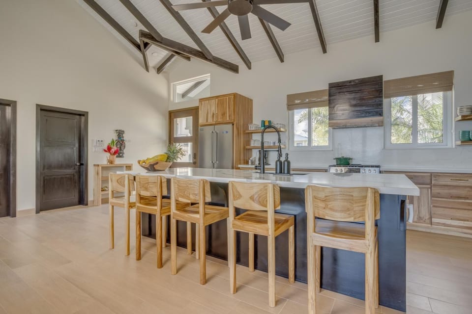 Maya Alux Beach House - 6BR Beachfront, Pool & Gym (5227)