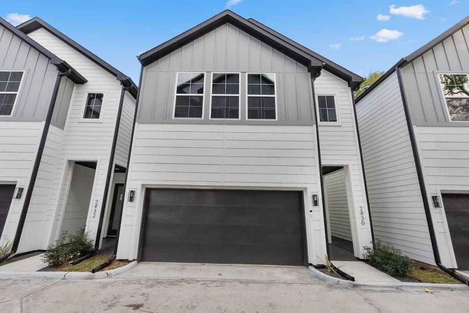 Modern private townhome with attached garage near Downtown Houston