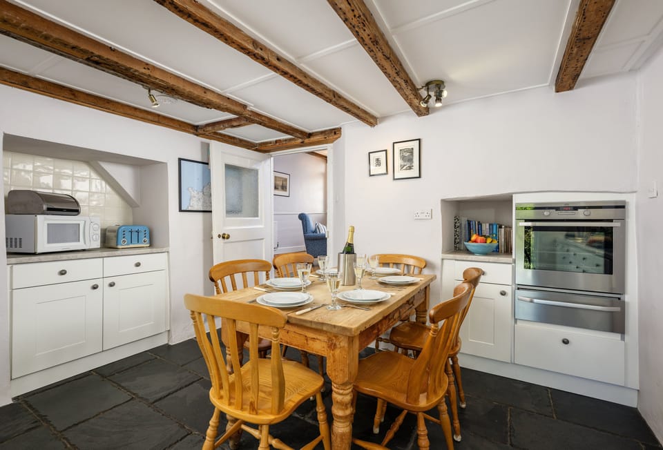 Hardys, Padstow. Ground Floor: Cook and dine as a family in the well-equipped kitchen