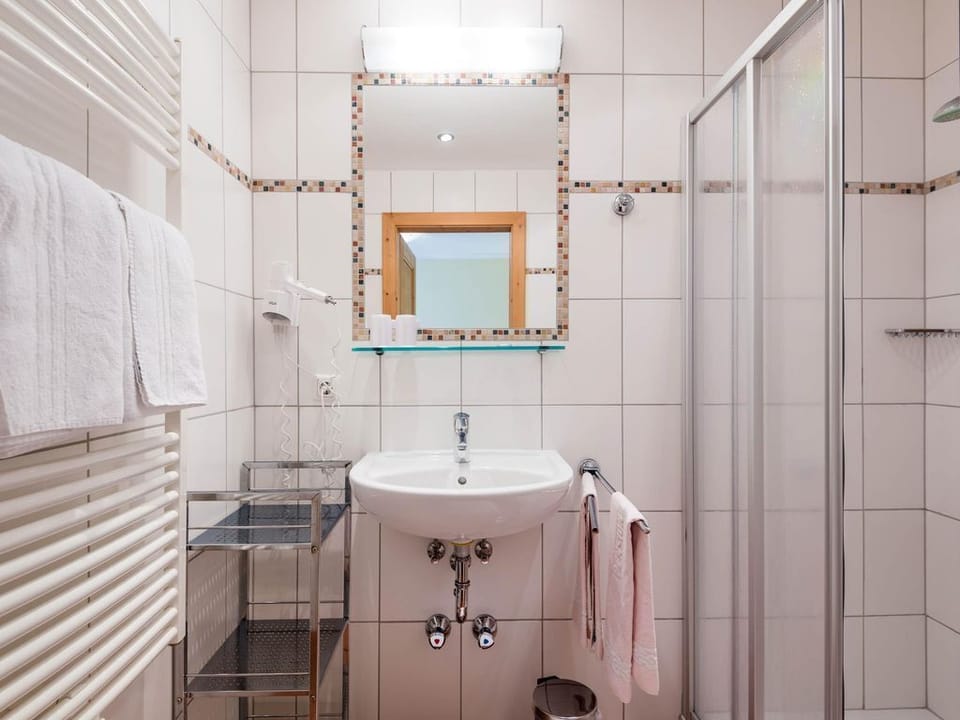 Small double room with balcony - Das Martell, Hotel-Pension Bed and Breakfast in Salzburgerland