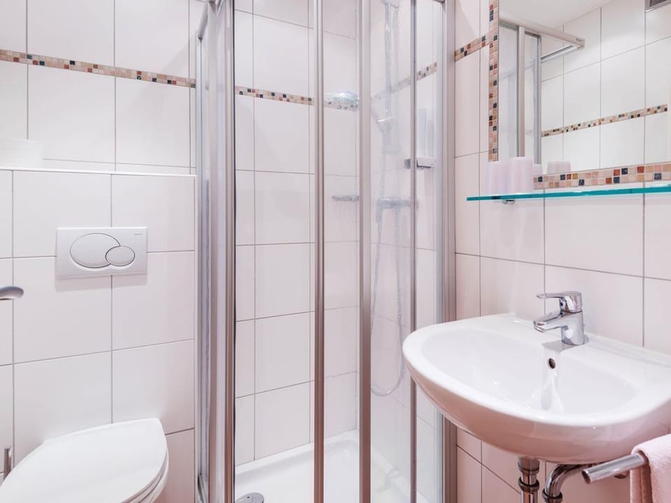 Large double room with sofa corner and balcony - Das Martell, Hotel-Pension Bed and Breakfast in Salzburgerland
