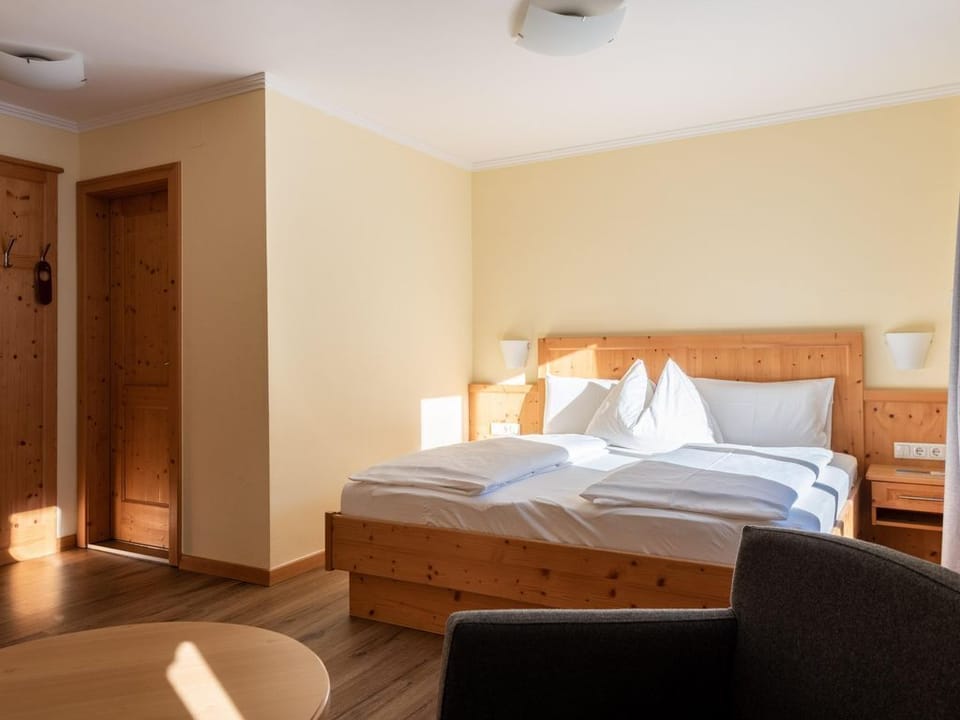 Large double room with sofa corner and balcony - Das Martell, Hotel-Pension Bed and Breakfast in Salzburgerland