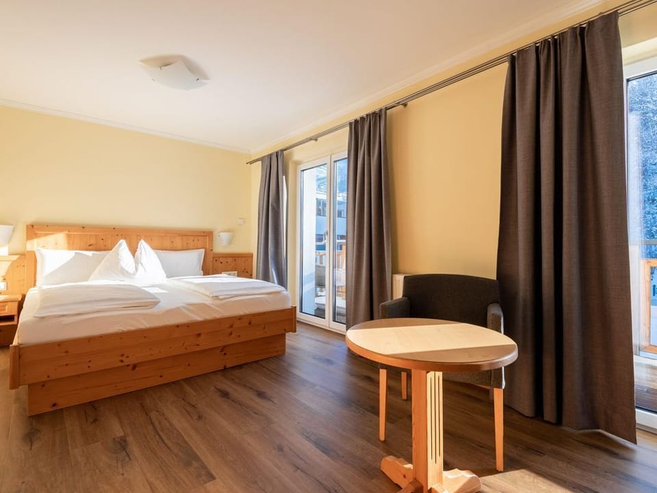 Comfort double room with balcony up to 3 pers. - The Martell, Hotel-Pension Bed and Breakfast in Salzburgerland