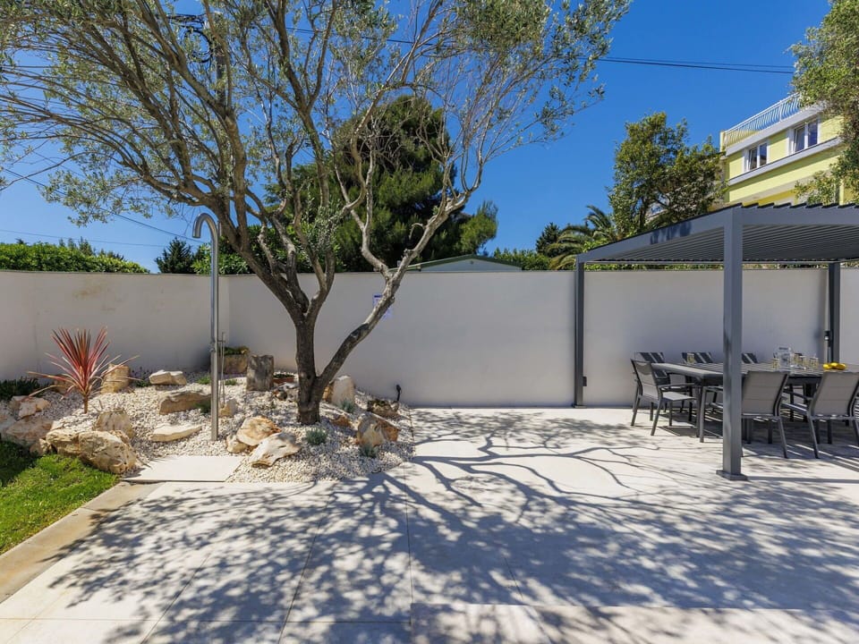 Shrub, Shade, Garden, Composite Material, Landscaping, Concrete, Woody Plant, Flagstone, Backyard