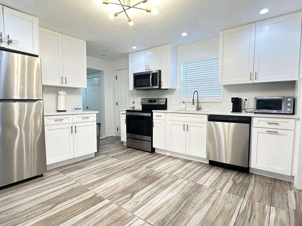 Full equipped kitchen - including dishwasher, stove, refridgerator