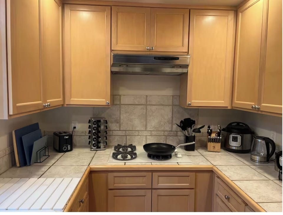 Fully stocked kitchen!  CLEAN!!