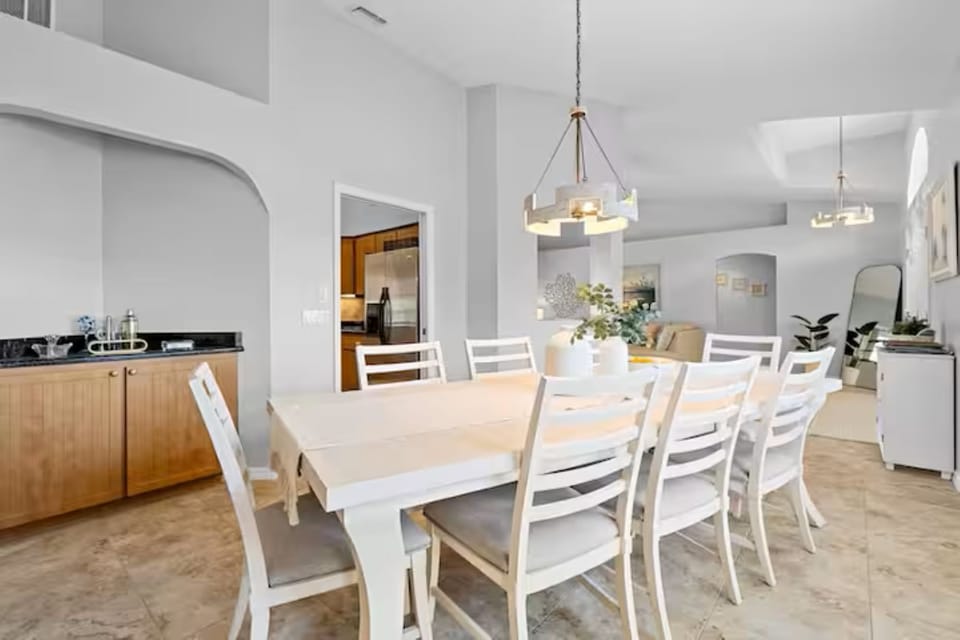 Dining/ bar area