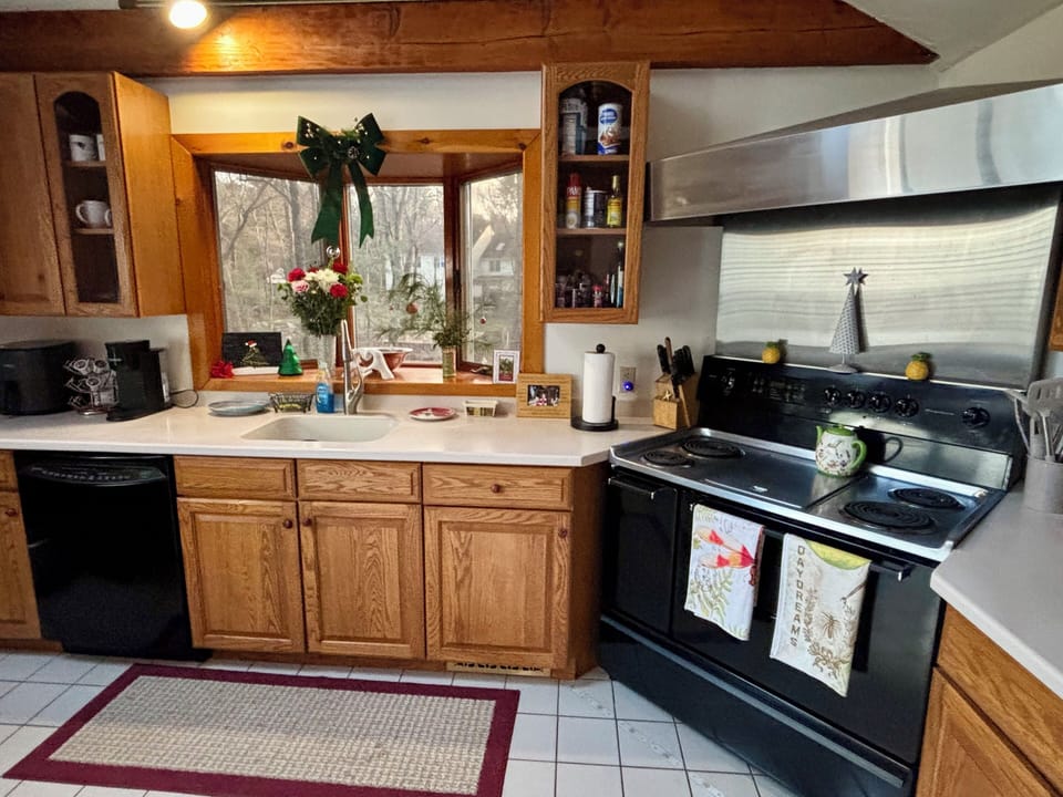 Well equipped kitchen. Coffee maker etc.