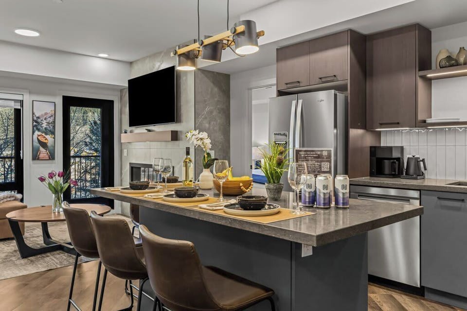 Fully furnished kitchen+Impeccable dining