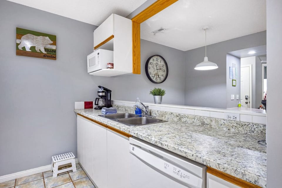 Full kitchen with all essentials to enjoy your meals.