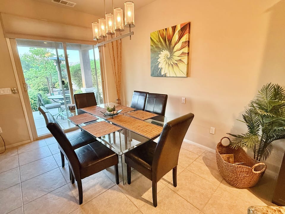 Dining area. Seats 6. 