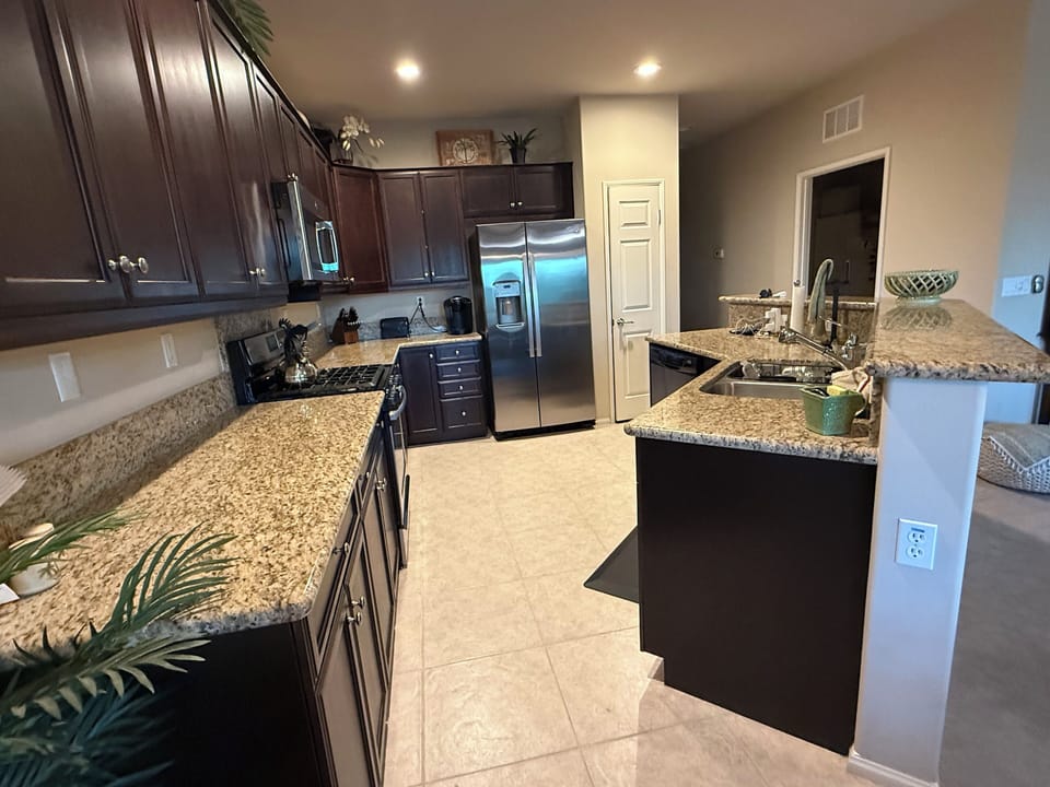 Fully stocked granitekitchen w/ filtered water & ice dispenser in refrigerator. 