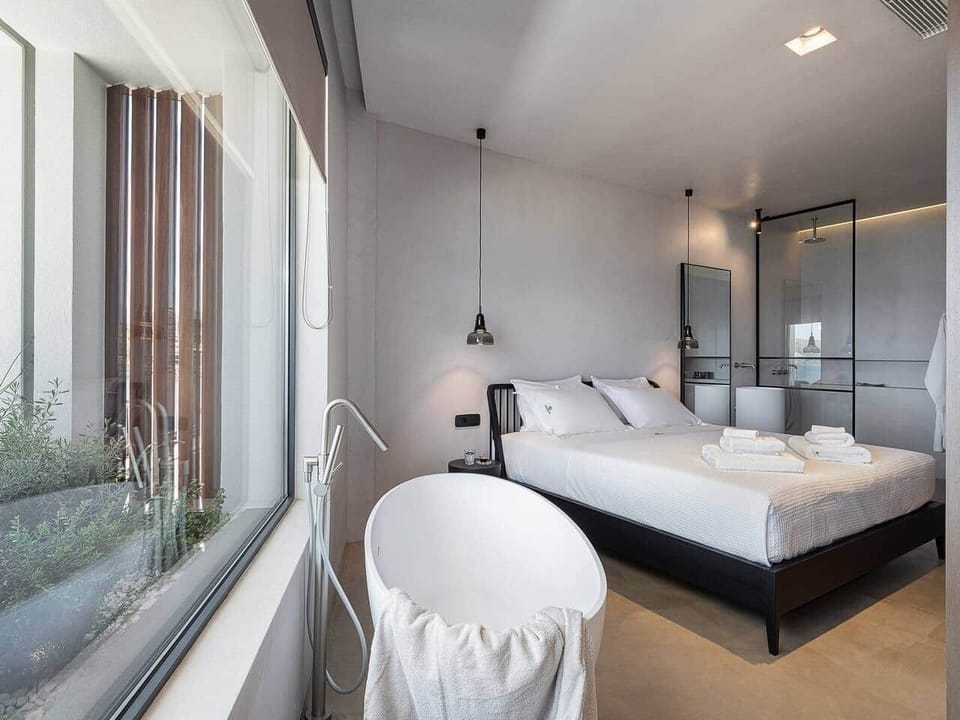 Luxury bed and bathtub 