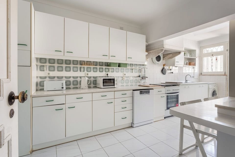 Fully equipped kitchen with washing machine and dishwasher.