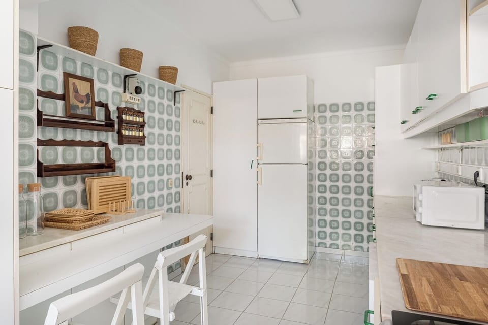Fully equipped kitchen with washing machine and dishwasher.