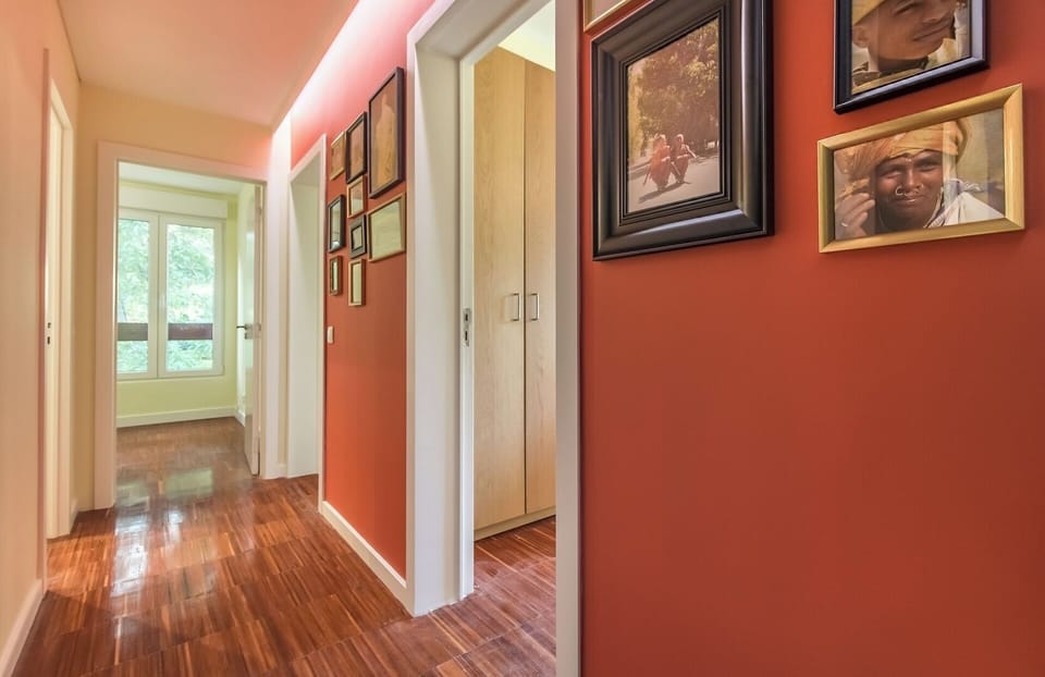 Access corridor to the bedrooms.