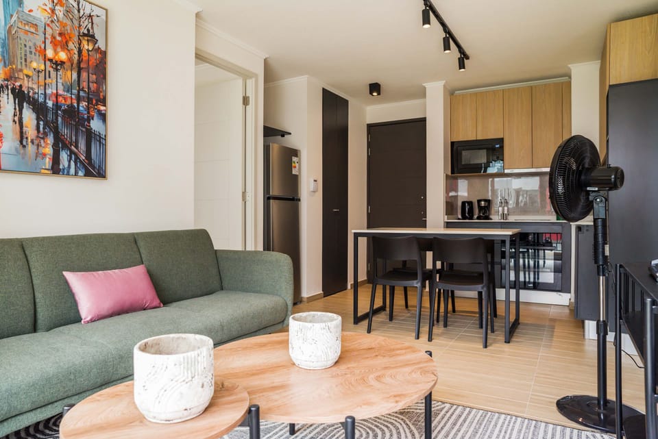 Modern living area with stylish decor and a fully equipped kitchen, ideal for relaxation and city exploration.