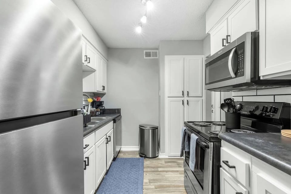 Fully equipped kitchen with modern appliances, perfect for preparing meals during your stay in Arlington. A convenient option for longer stays, game weekends, or concert trips near AT&T Stadium