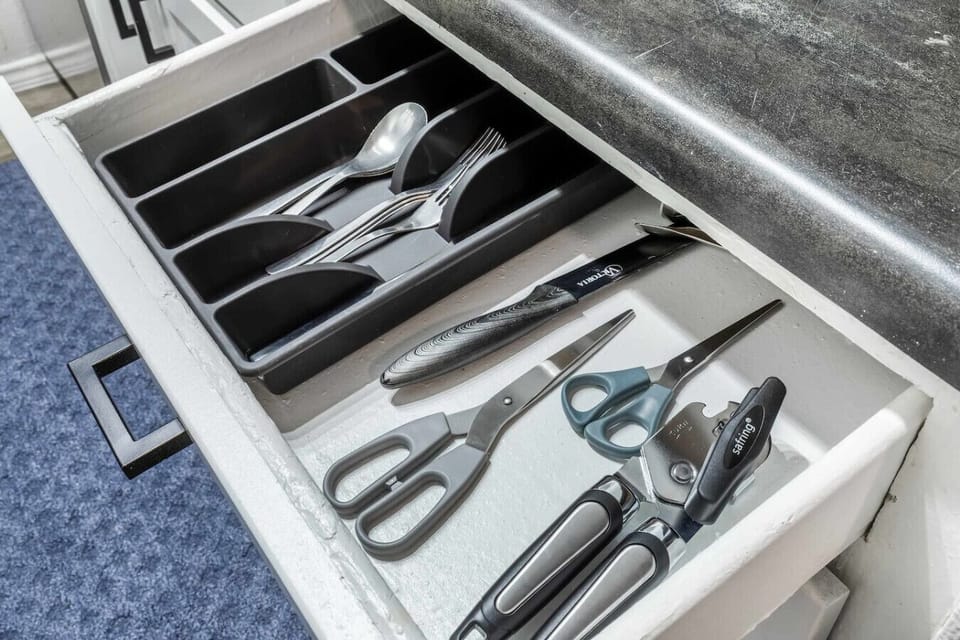 Fully equipped kitchen with modern appliances, perfect for preparing meals during your stay in Arlington. A convenient option for longer stays, game weekends, or concert trips near AT&T Stadium
