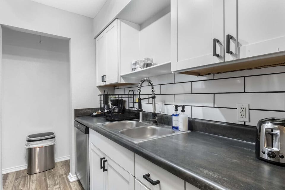 Fully equipped kitchen with modern appliances, perfect for preparing meals during your stay in Arlington. A convenient option for longer stays, game weekends, or concert trips near AT&T Stadium