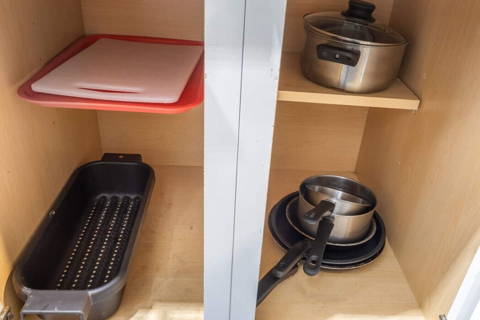 Fully equipped kitchen with modern appliances, perfect for preparing meals during your stay in Arlington. A convenient option for longer stays, game weekends, or concert trips near AT&T Stadium