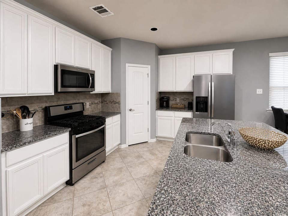 Full kitchen 