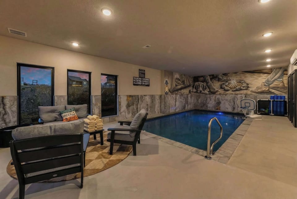 Tentless In Tennessee - Indoor private swimming pool. Heated 82-84 degrees all tear. 