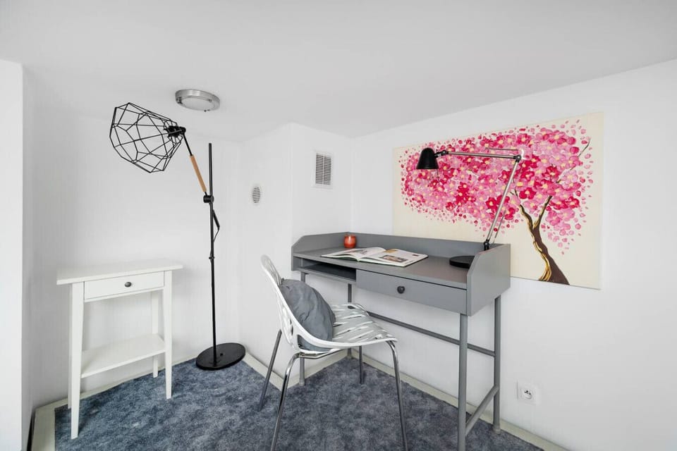 Stylish Two-Level 43m2 Apartment in Heart of Łódź - Book Now with RENTUJEMY