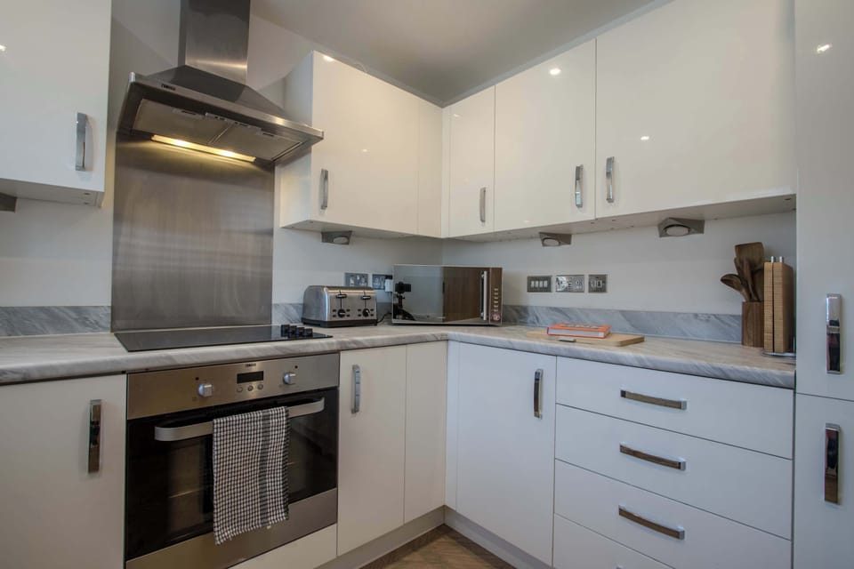 Fully equipped kitchen with oven, hob, fridge freezer and essentials, ideal for self-catered stays and longer work assignments.
