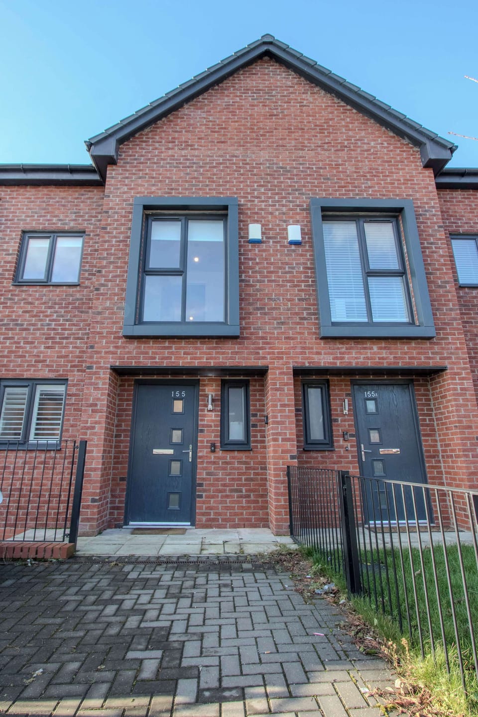 Modern townhouse on a quiet residential street, offering private parking and easy access to Manchester, Salford and surrounding business hubs.